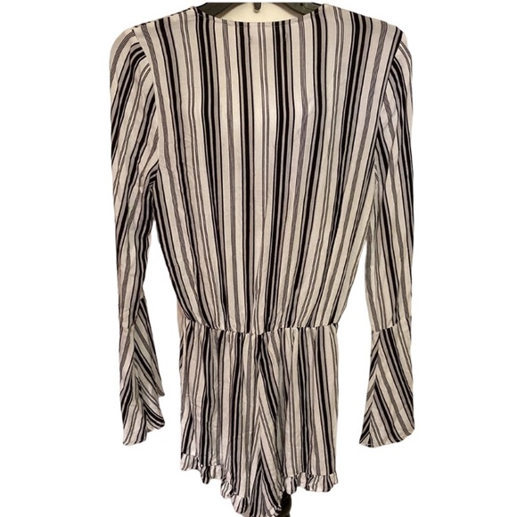 Kendall & Kylie white & black vertical striped romper. Trumpet sleeves - Picture 2 of 5
